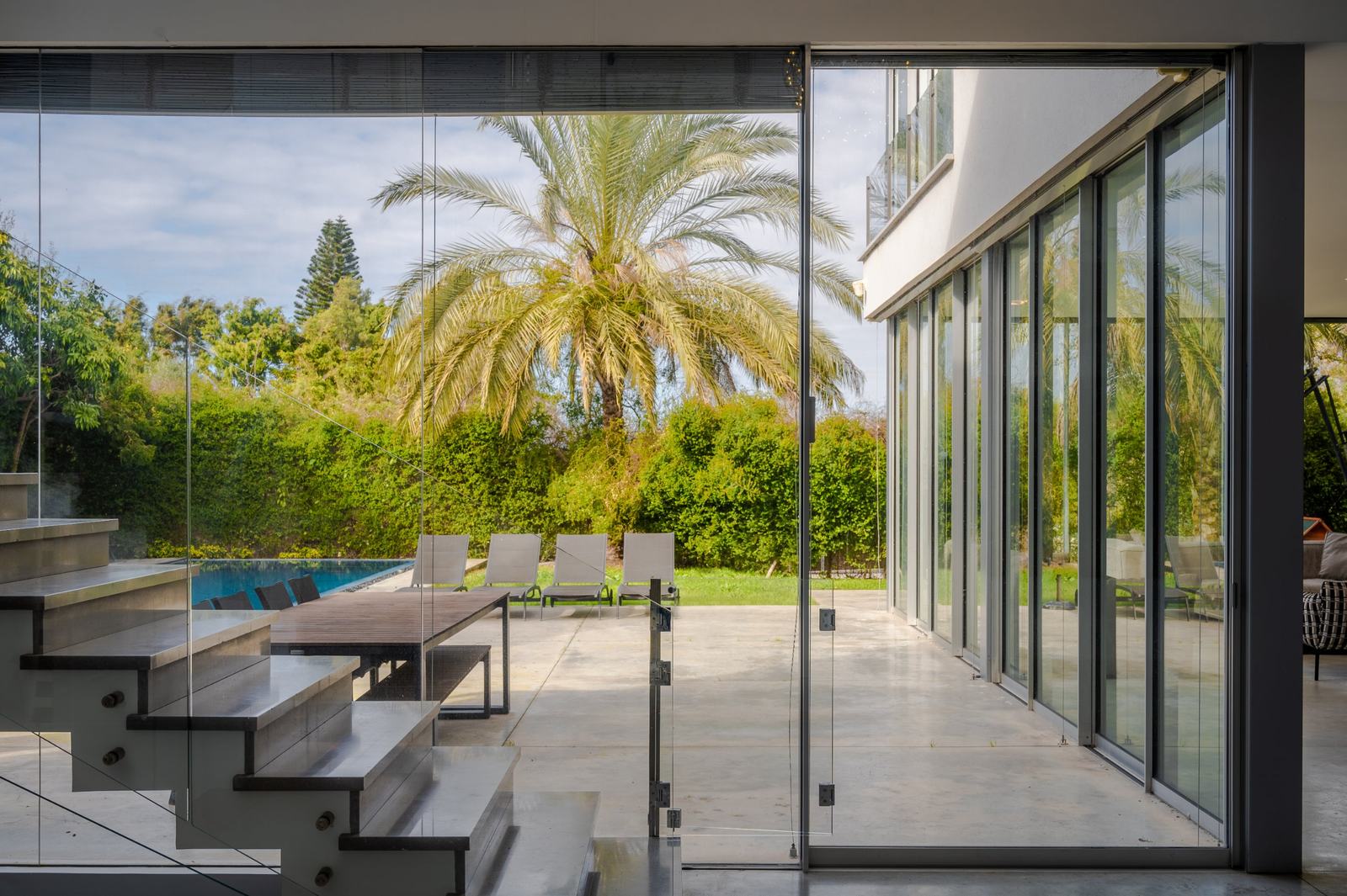 Glass pavilion house, photographed by Re-Capture