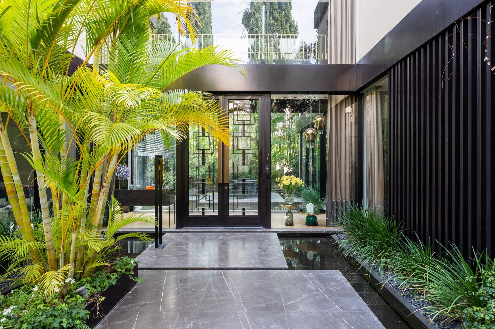 Bamboo courtyard house, photographed by Re-Capture