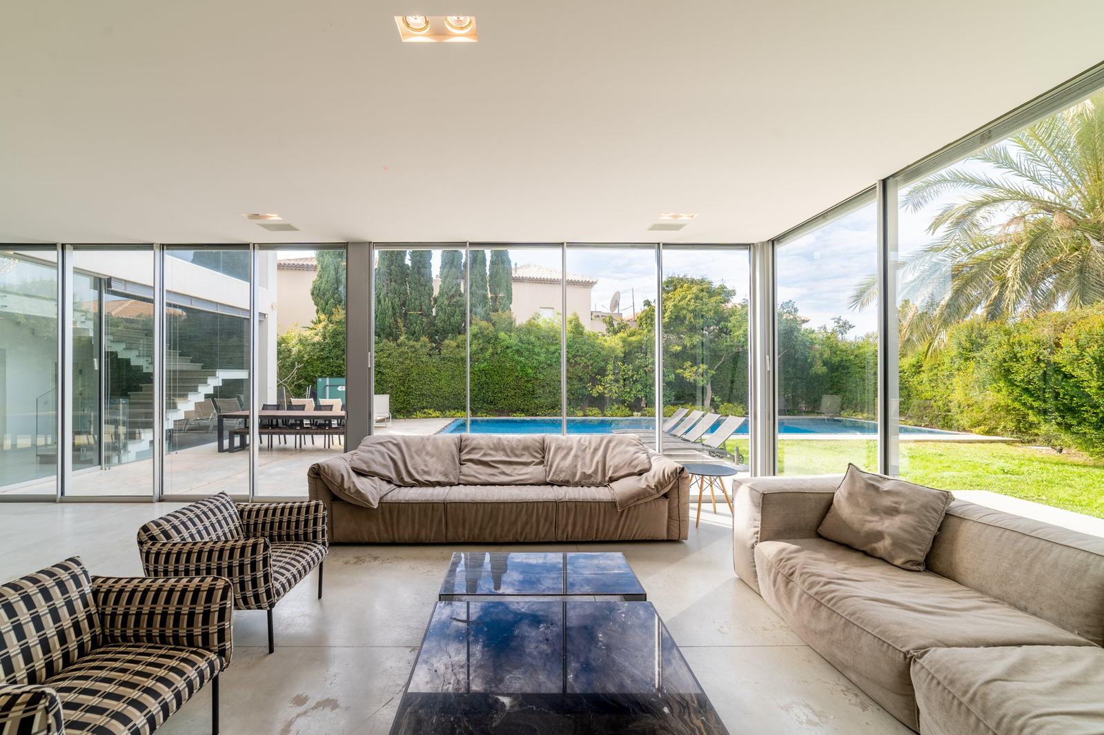 Glass pavilion house, photographed by Re-Capture