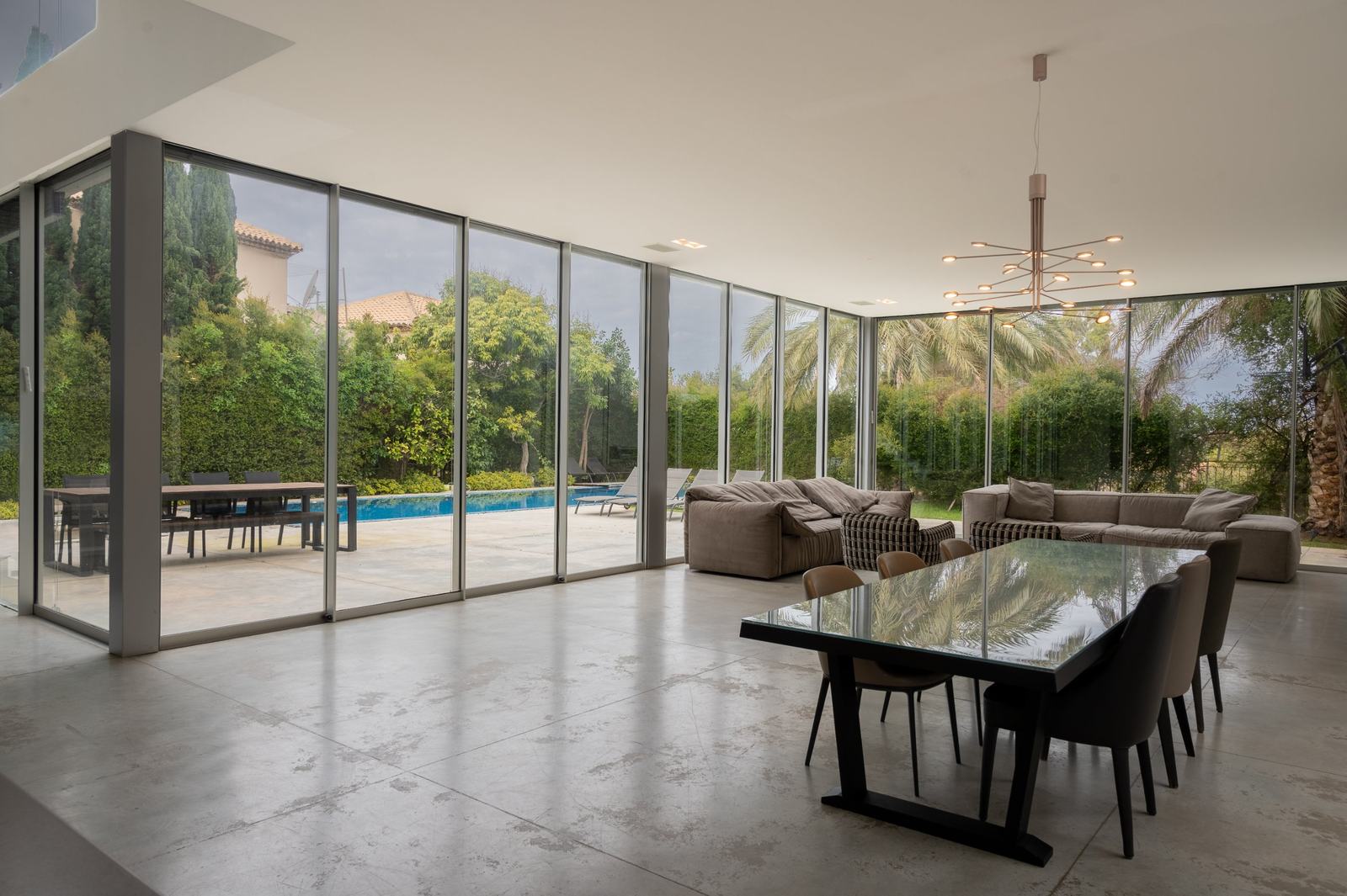 Glass pavilion house, photographed by Re-Capture