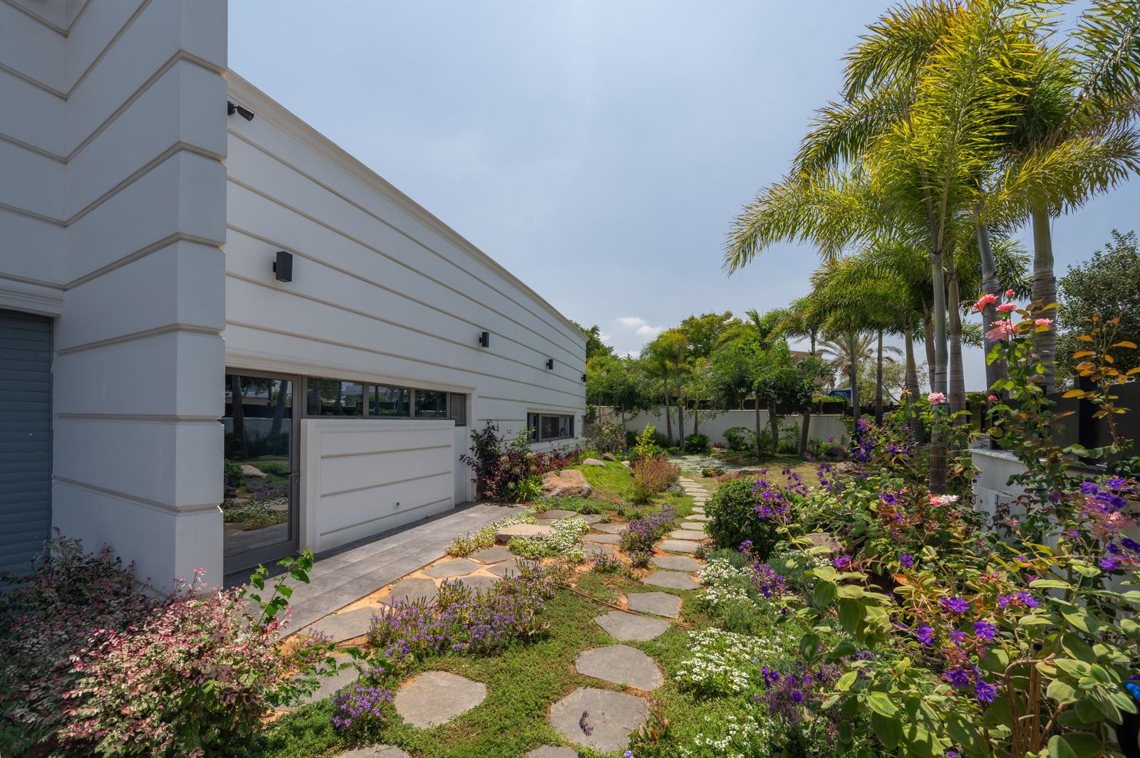 Modern pool house listing, photographed by Re-Capture